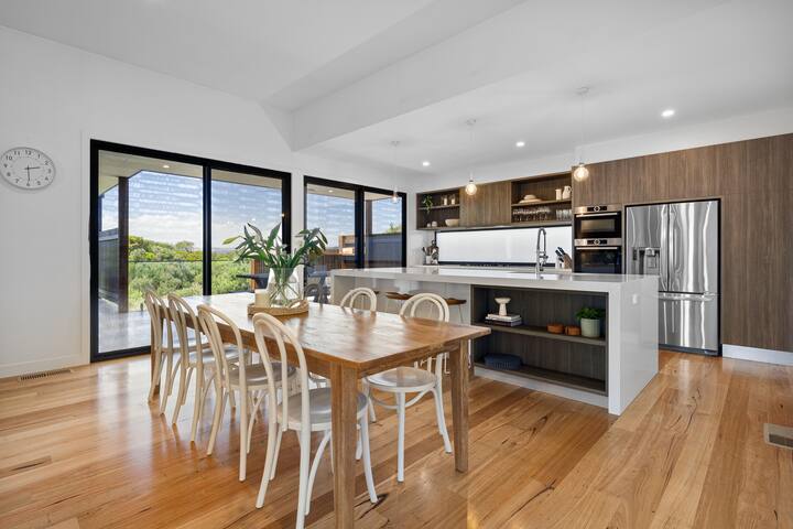 Magnificent Max, Luxury, St Andrews Beach & Golf! gallery image 3