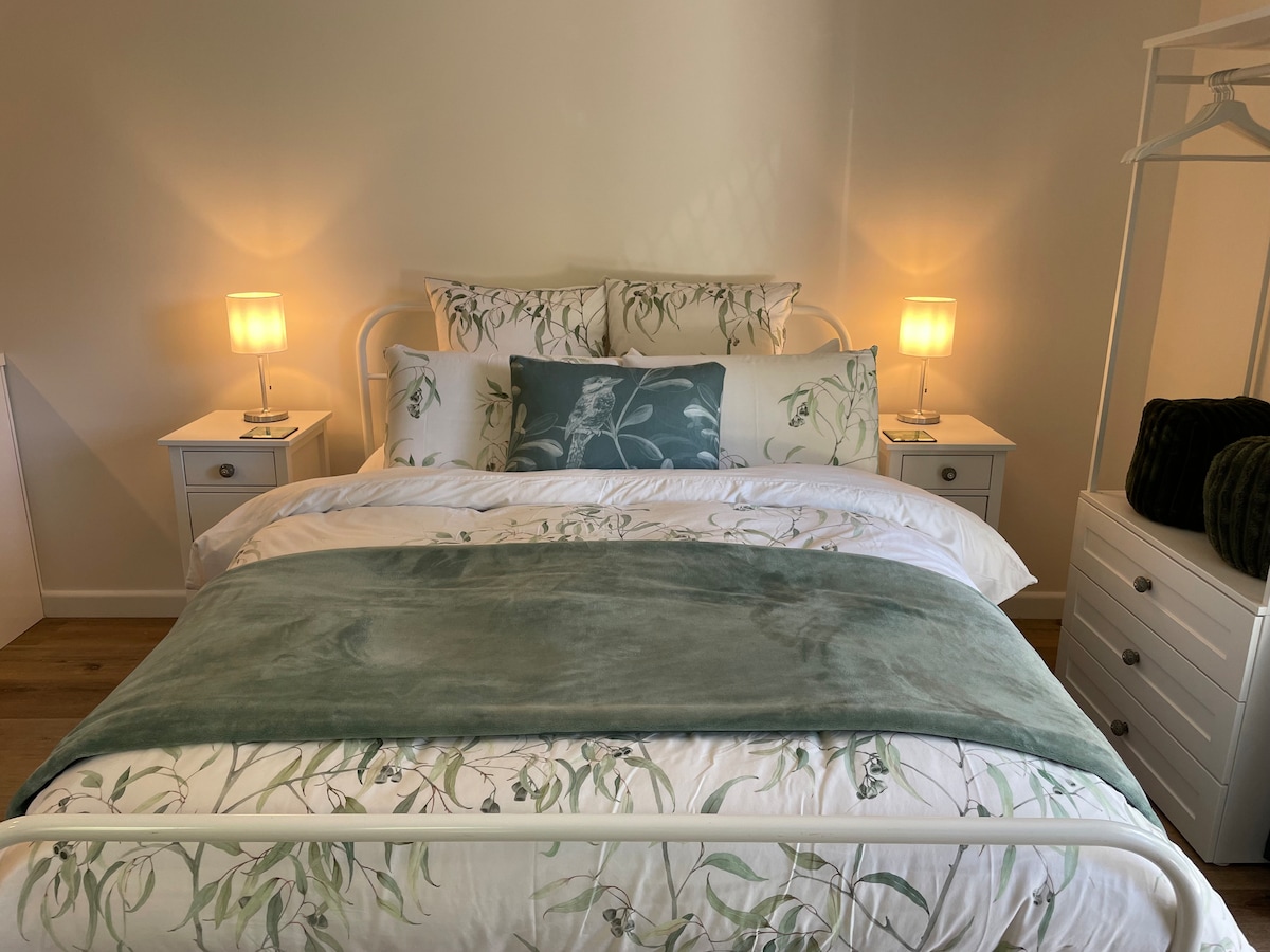 La cama tamaño queen viene completa con cubrecolchón, doona de plumón de ganso, opción de almohadas y manta eléctrica si es necesario.
Hay dos mantas de repuesto a la derecha para tu comodidad.
Además de mucho espacio para colgar y doblar tu ropa.