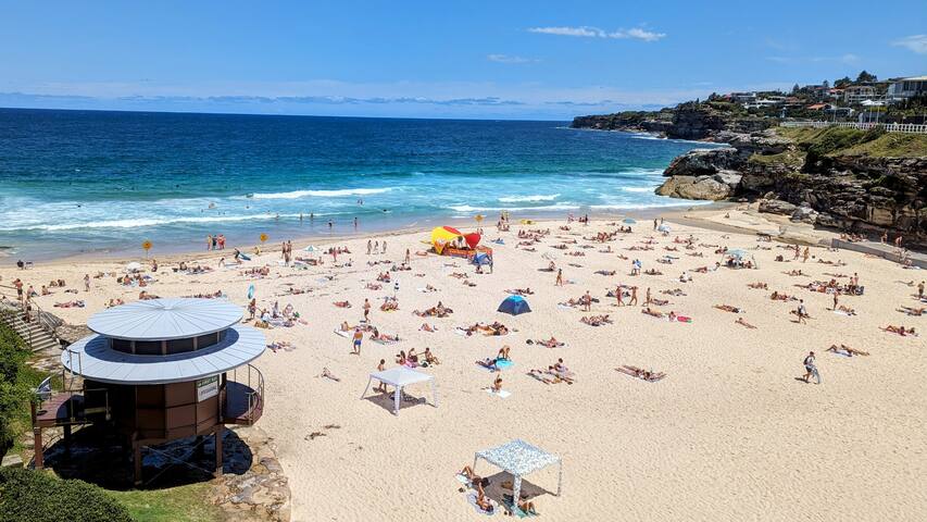 4 Bedroom Haven Steps from the Surf in Bondi Beach gallery image 5