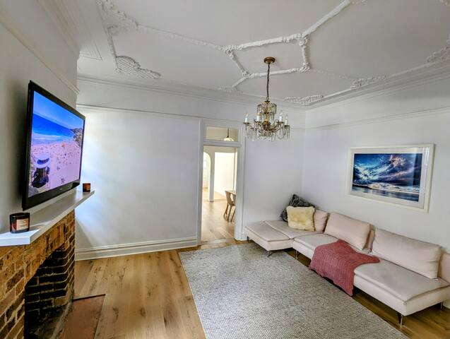 4 Bedroom Haven Steps from the Surf in Bondi Beach gallery image 2
