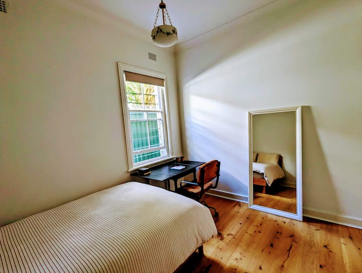 Ponorte sa do spánku na našom luxusnom matraci v tejto oáze pokoja. Zobuďte sa svieži na jemné svetlo, ovládané dotykom. Motorizovaná roleta sa otvára na celý deň. Počet lôžok 2.