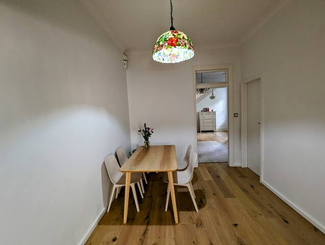 4 Bedroom Haven Steps from the Surf in Bondi Beach gallery image 4