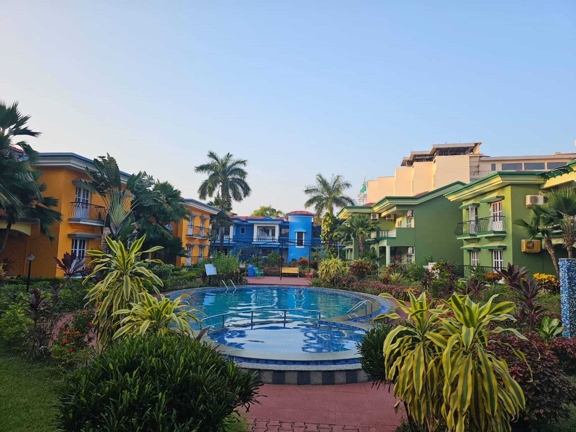 Colva Palm Escape: Spacious 2BHK, Pool View
