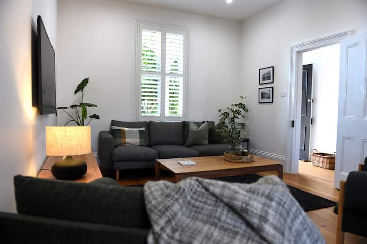 Luxe Comfort In The Cbd, & Free Off-street Parking - Launceston
