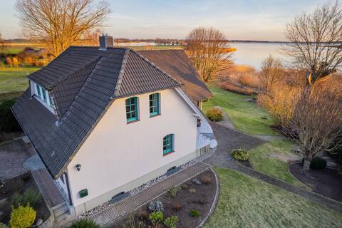 Fantastic Boddenhuus on the water with jetty and boat