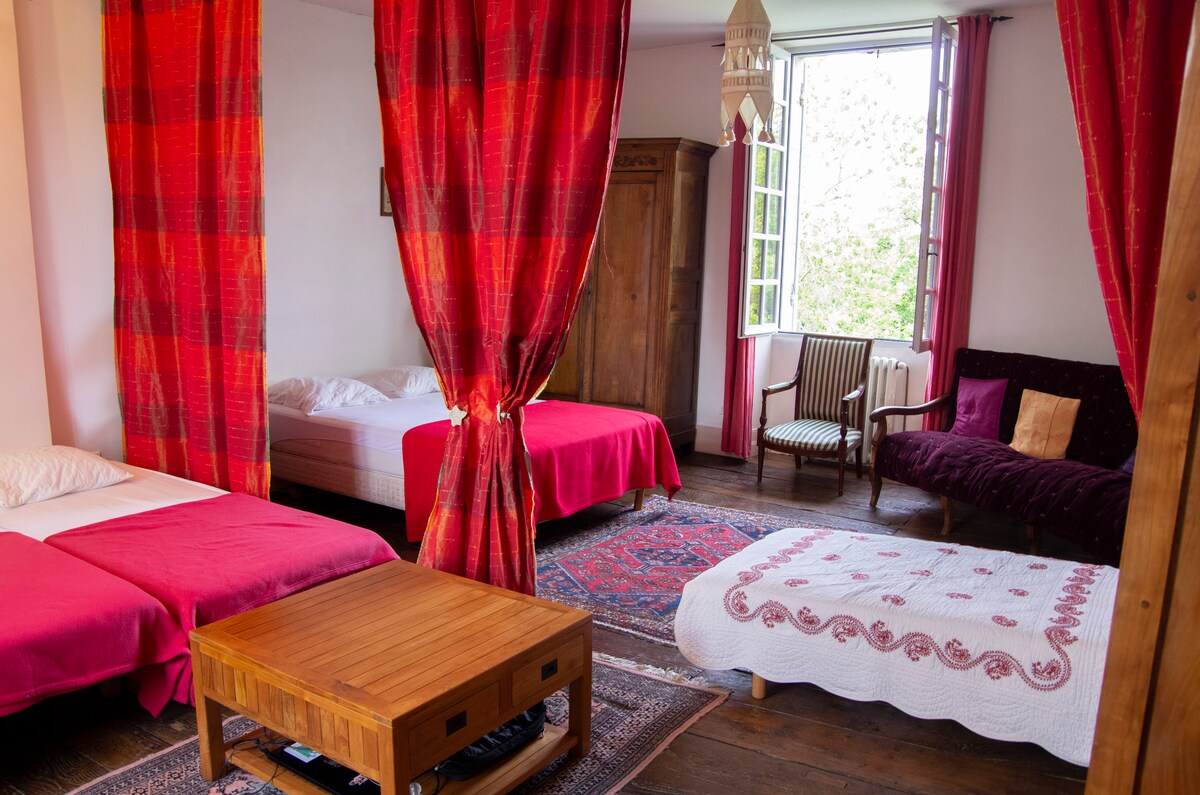 голема спална соба со брачен кревет (140 см) и 3 единечни кревета, вкупно 5 лица