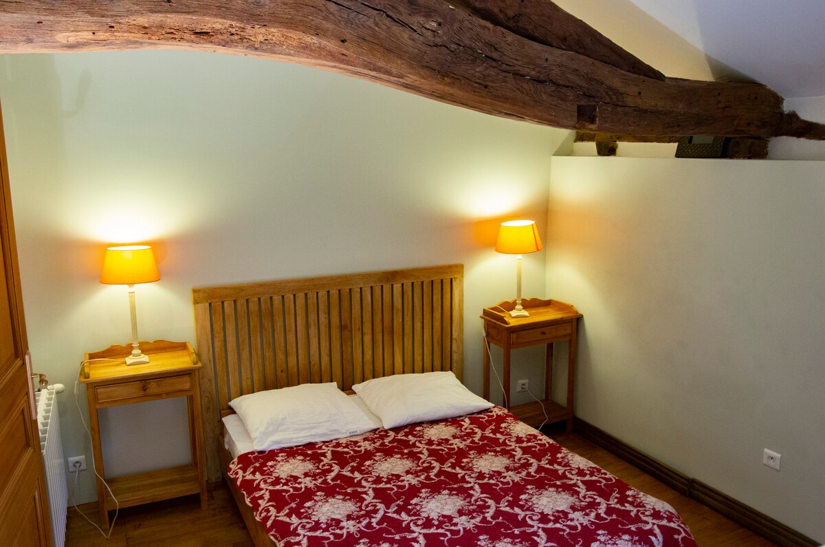 140 двокреветни соби, со кревет на спрат,
вкупно 4 лица