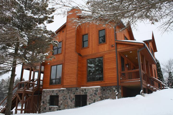 Luxurious, private waterfront retreat. 50-acres!