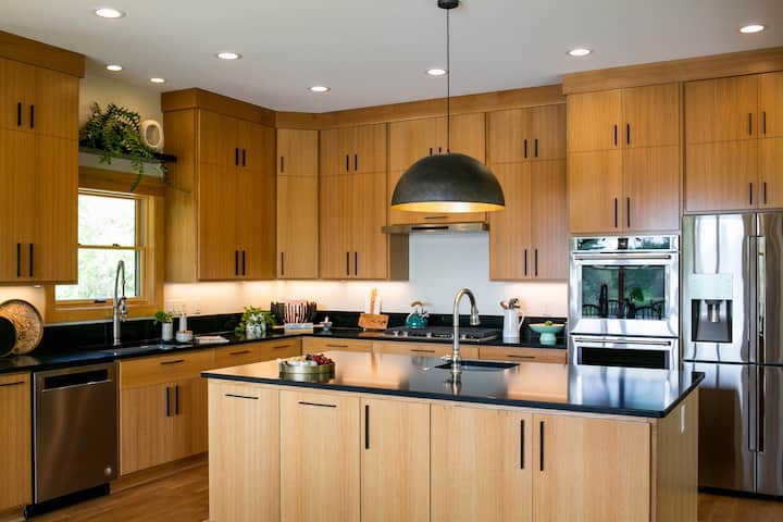Luxurious, private waterfront retreat. 50-acres!
