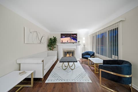 Luxury 3BR Near Downtown & Golf | Sleeps 8