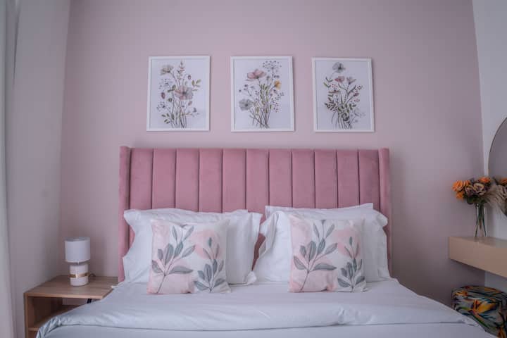 Krevat dopio "queen" në dhomën kryesore të gjumit