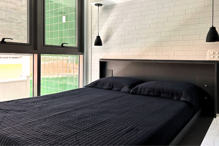 Madirisha yana mapazia meusi.