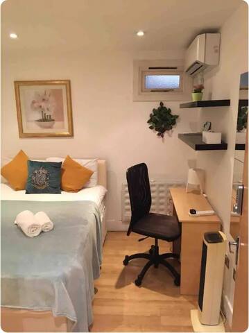 Comfort 5 Bedroom House in Euston – up to 11 (121) gallery image 2