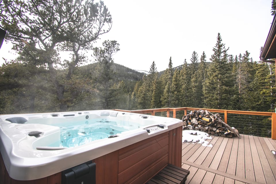 St. Mary's Lodge — Sleeps 10, Hot Tub & 180° View