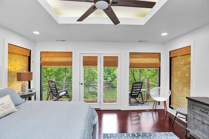 Eigen balkon buiten deze primaire slaapkamer is een favoriete plek voor ochtendkoffie of luisteren naar de vogels die zingen. 