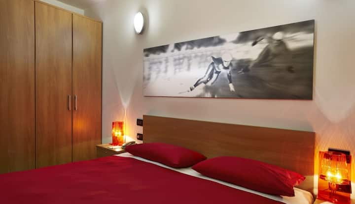 Jedna z veľkých klimatizovaných spální s manželskou posteľou veľkosti King, kde si môžete oddýchnuť v úplnom súkromí s tými, ktorí vás sprevádzajú na vašej ceste.