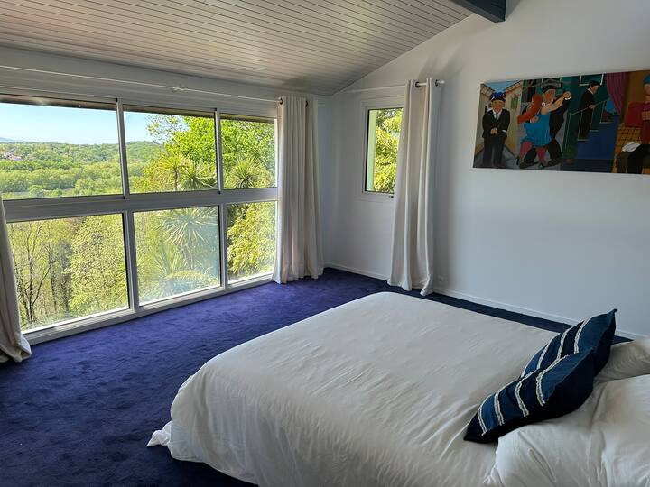 Master bedroom on the 2nd floor with its bathroom. A/C room with floor to ceiling windows. Very nice view. Double bed 180X200