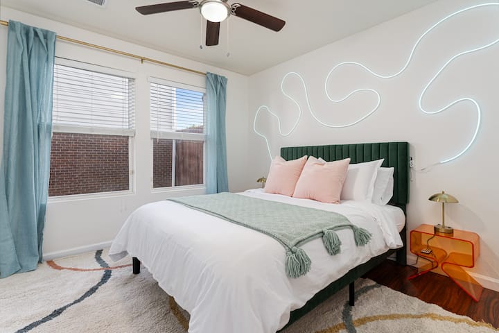 Experimenta el epítome de la comodidad en este acogedor dormitorio, donde un ventilador de techo suave crea un ambiente relajante. Adornada con lujosa ropa de cama, la cama tamaño queen invita a una escapada relajante a la comodidad y relajación.