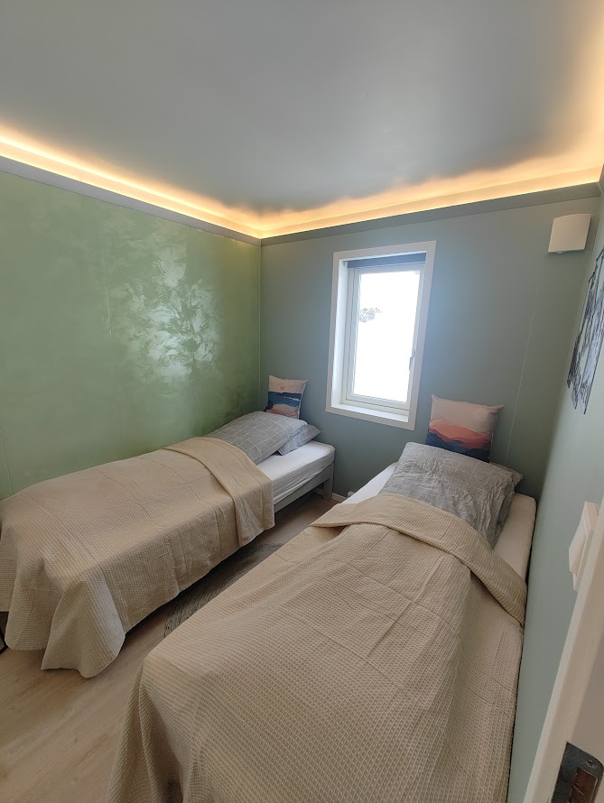 ניתן לסדר את חדר השינה לשתי מיטות יחיד (90 ס"מ) או למיטה קינג סייז אחת (180 ס"מ). 