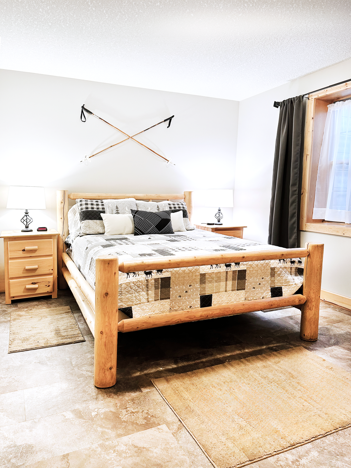 下层卧室配备1.8米宽双人床和带悬挂和抽屉空间的衣柜。 