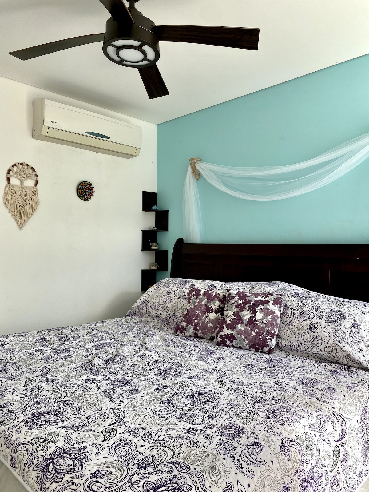 Deze kamer is gelegen op de bovenste verdieping van het appartement, tegenover het terras. 