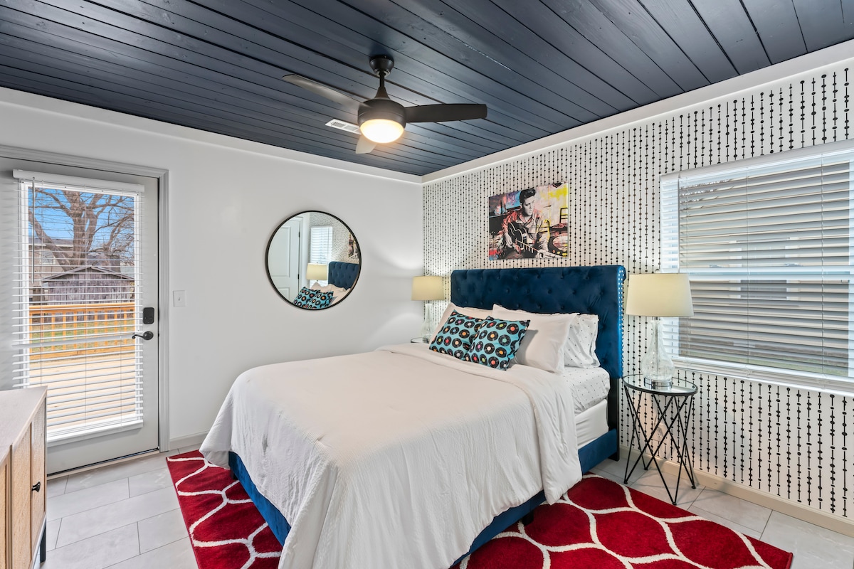 انغمس في السحر المستوحى من إلفيس في غرفة نومنا الرئيسية. استمتع بسرير مريح متوسط الحجم ولمسة فريدة من التاريخ الموسيقي. افتح الباب المؤدي إلى سطح خلفي خاص للحصول على ملاذ هادئ.