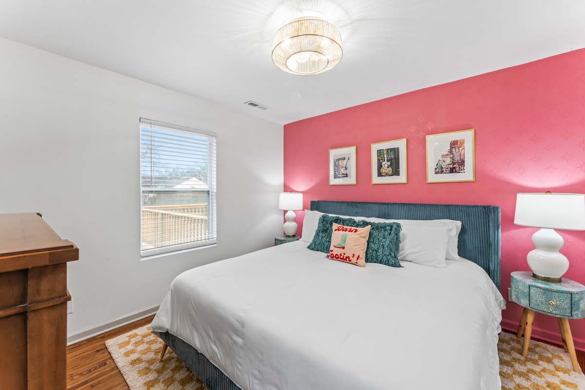 غرفة نوم رئيسية تضم سرير كينج