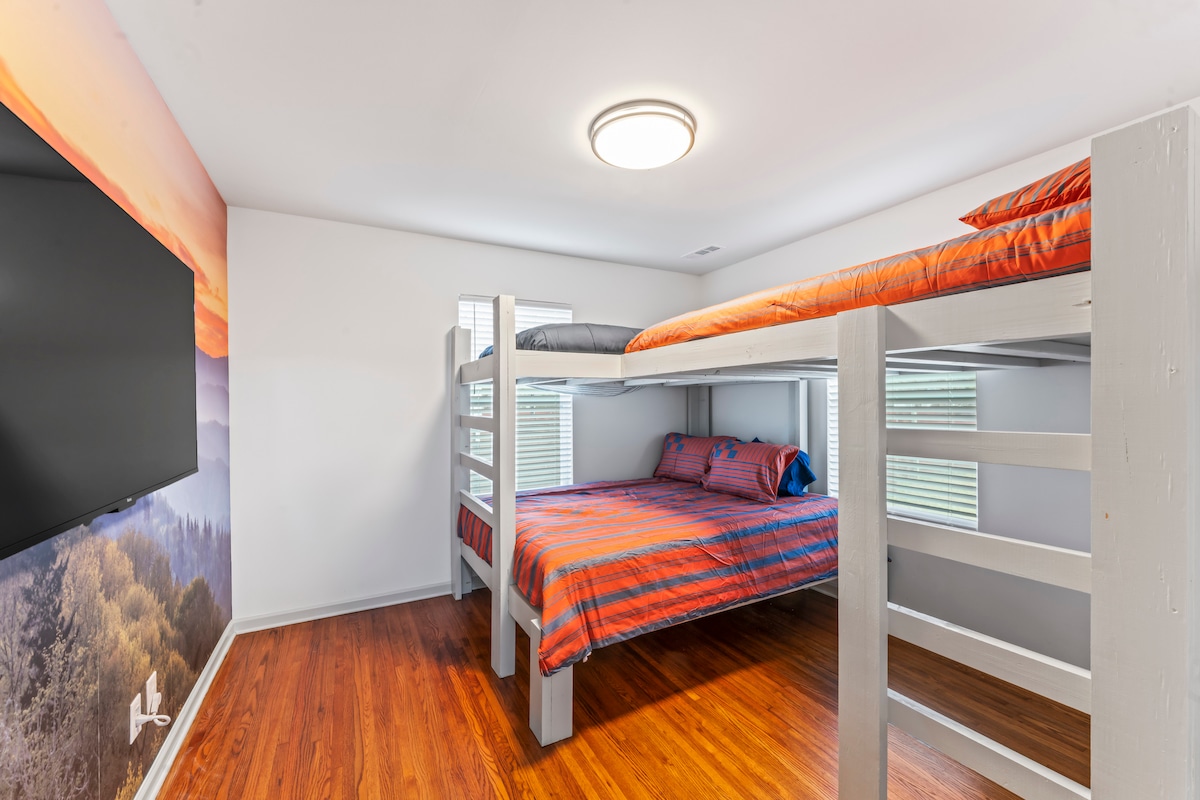 استكشف سريرنا المكون من طابقين الفريد من نوعه في الأسفل، وتوأم، وممتلئ في الأعلى، بالإضافة إلى تلفزيون كبير. إنه ملاذ مثالي للأطفال في TN Legends Retreat. 