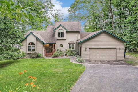 Spacious Lakeside Luxury: 5-BR Near Ski Resorts