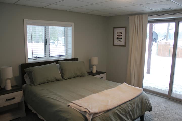 Გაისეირნეთ პირდაპირ თქვენი დედოფლის საძინებლიდან უკანა ეზოში და დატკბით ტბის ხედებით!