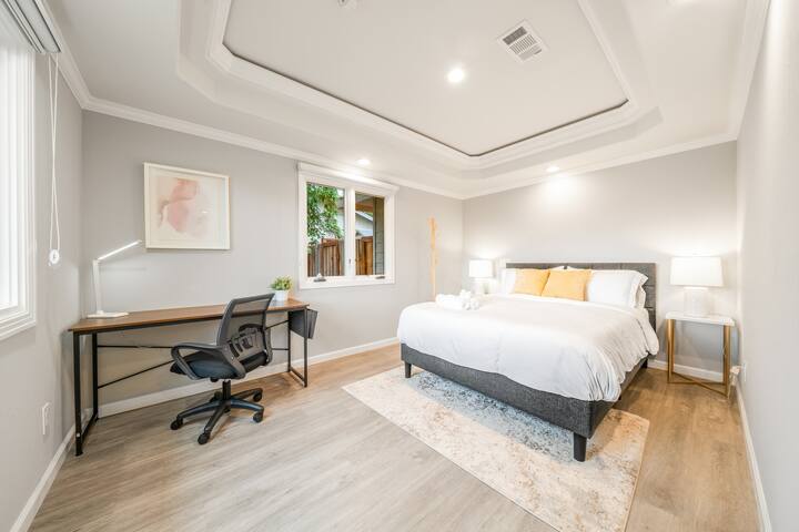 Elegant 4BR Lux Home | Jetted Tub + Town Center gallery image 4