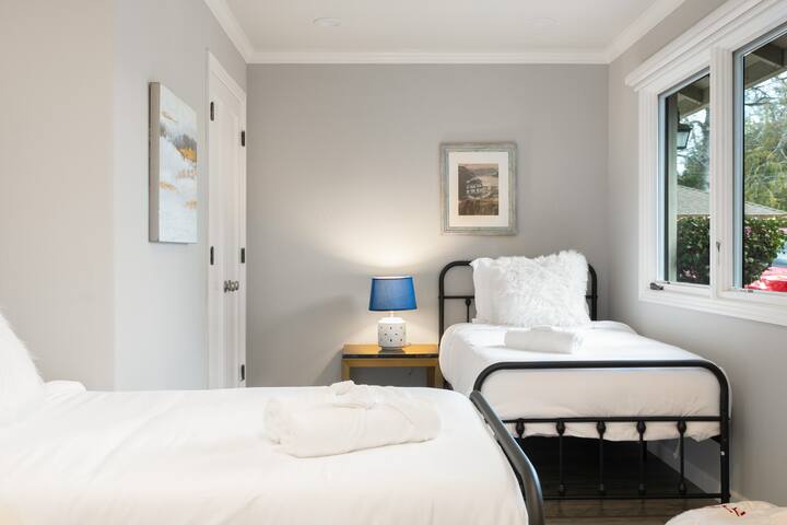 Elegant 4BR Lux Home | Jetted Tub + Town Center gallery image 5