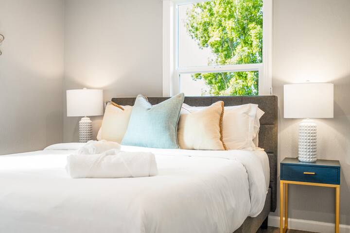 Elegant 4BR Lux Home | Jetted Tub + Town Center gallery image 3