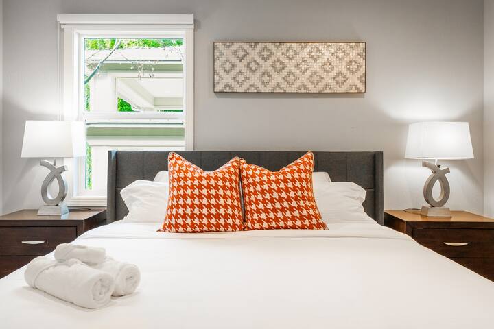 Elegant 4BR Lux Home | Jetted Tub + Town Center gallery image 2