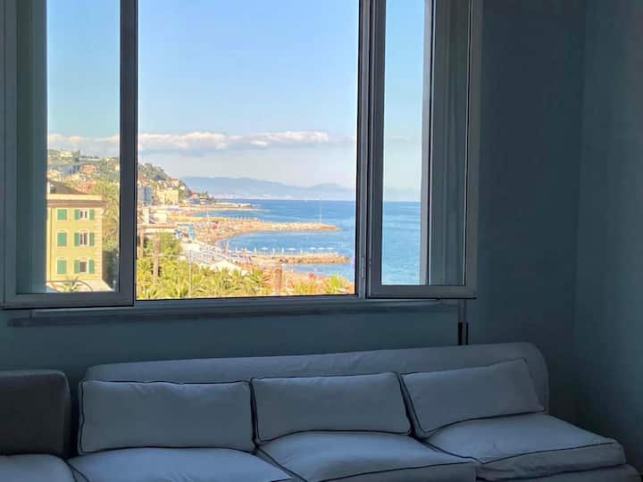 Di Fronte Alla Spiaggia, Abbraccerai Il Mare. - Varazze