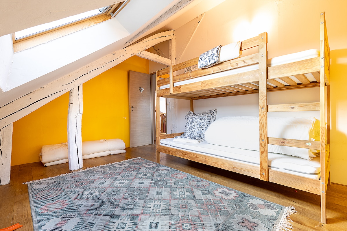 Spálňa 2 poschodové postele s možnosťou inštalácie ďalšej prístelky (futón na podlahe, 140 x 200 alebo matrac na podlahe, 80 x 200)