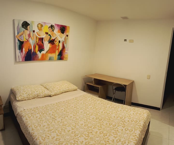 Hlavná spálňa so vstavanou vaňou a šatníkom.
V sprche je teplá voda. 
A máte malý stôl, kde môžete pohodlne pracovať s notebookom. 
Máme rýchly internet:)
