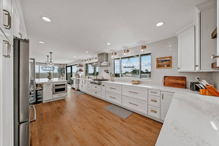 PB 5 Bed, Pool, Spa, Views, Games, Parking, LUX gallery image 3