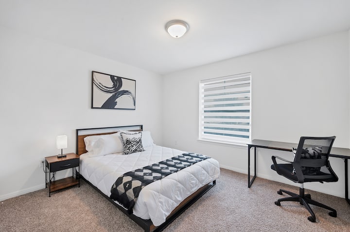 Chumba hiki cha kulala kilichohamasishwa na kijijini kina kitanda aina ya Queen cha "10" na sehemu mahususi ya kufanyia kazi.