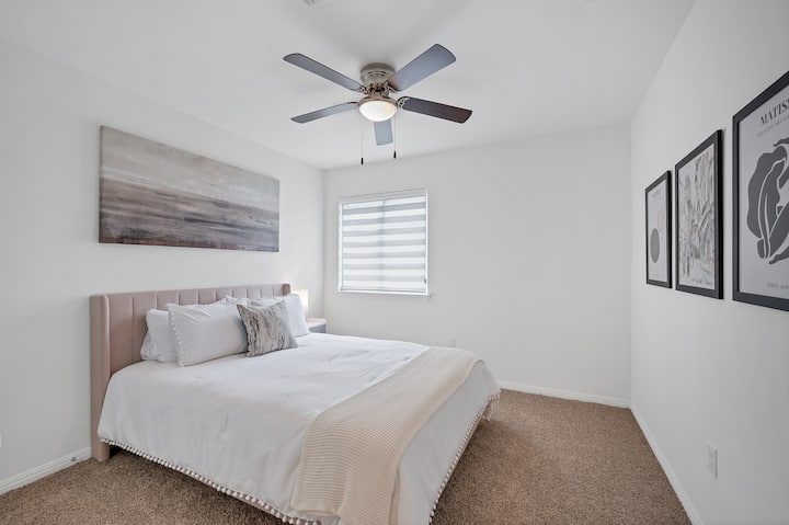 Chumba hiki cha kulala kilichohamasishwa katikati ya karne kina kitanda aina ya Queen cha "10" na sehemu mahususi ya kufanyia kazi.