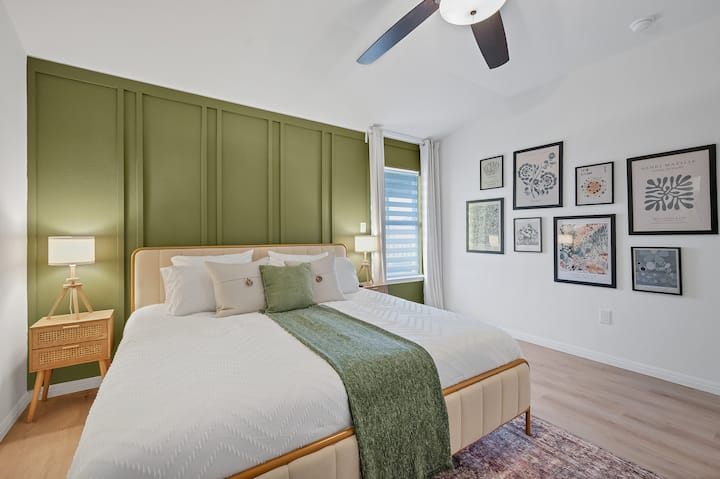 Chumba cha kulala cha msingi kimepangwa kuzunguka mazingira ya kutuliza na ya kupumzika.