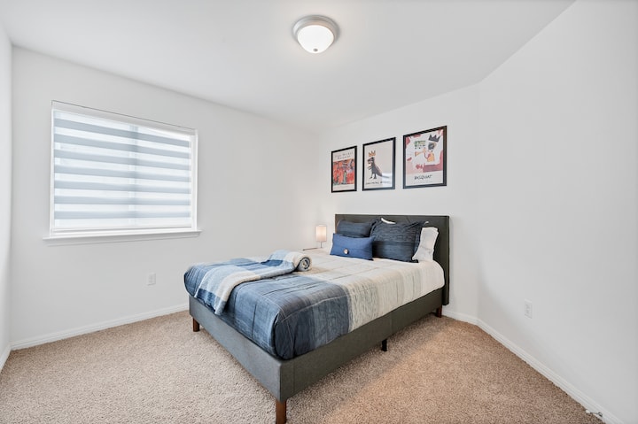 Chumba hiki cha kulala kilichohamasishwa cha "Basquiat" kina Kitanda cha Malkia cha "10" na sehemu mahususi ya kufanyia kazi.