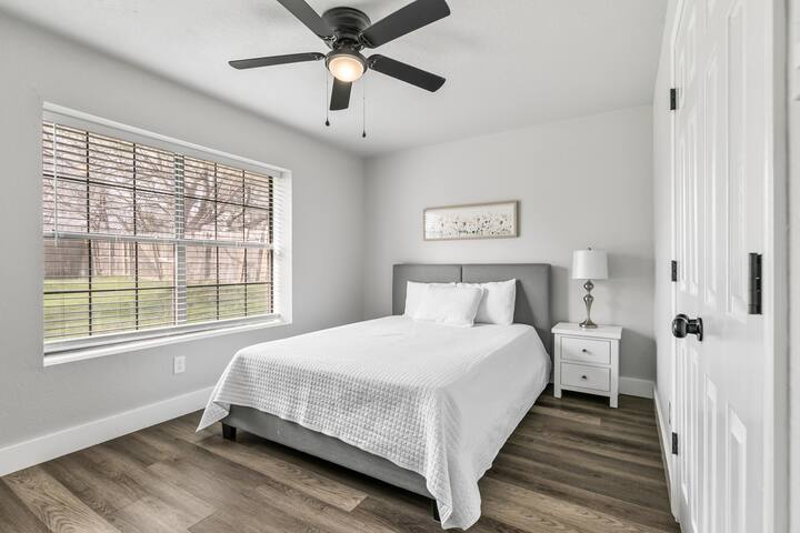 Grand Getaway Close to Downtown gallery image 5