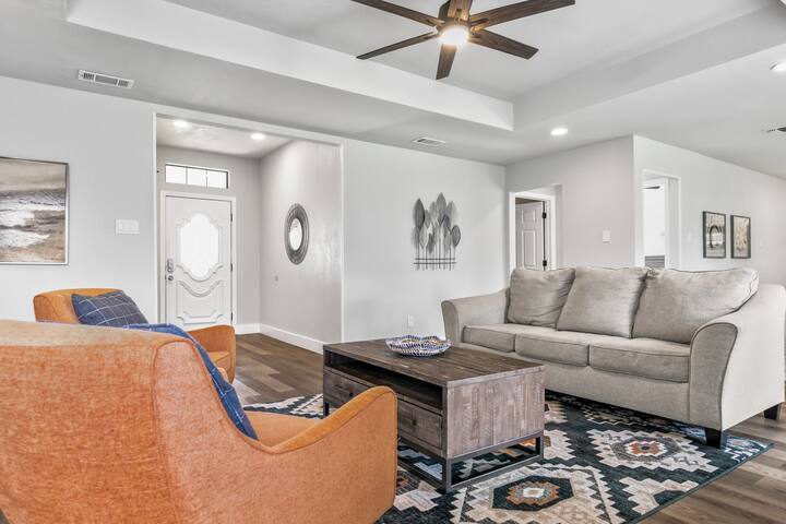 Grand Getaway Close to Downtown gallery image 2