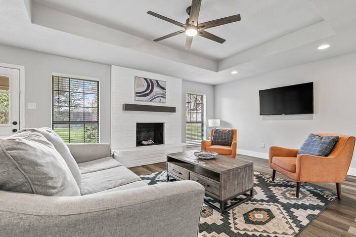 Grand Getaway Close to Downtown gallery image 3