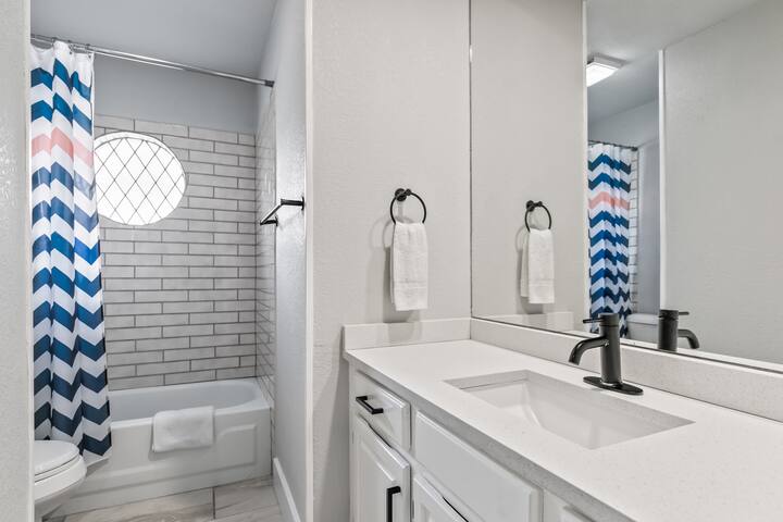 Grand Getaway Close to Downtown gallery image 4