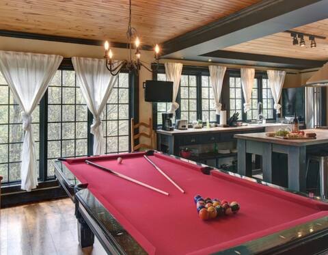 Grand Loft | Lake | Pool Table | 2 Beds | Hot Tub