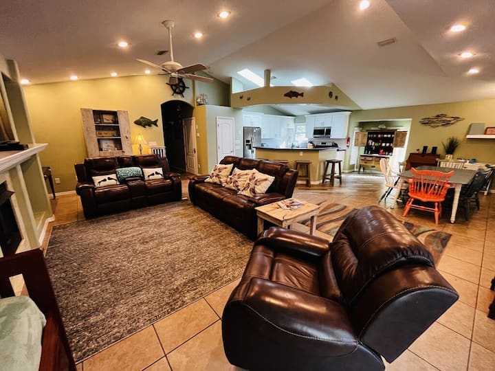 开放式概念客厅、餐厅、钢琴和带脚轮的双人沙发床