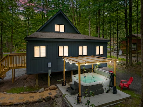 *NEW* Beautiful Chalet with Hot tub, family room