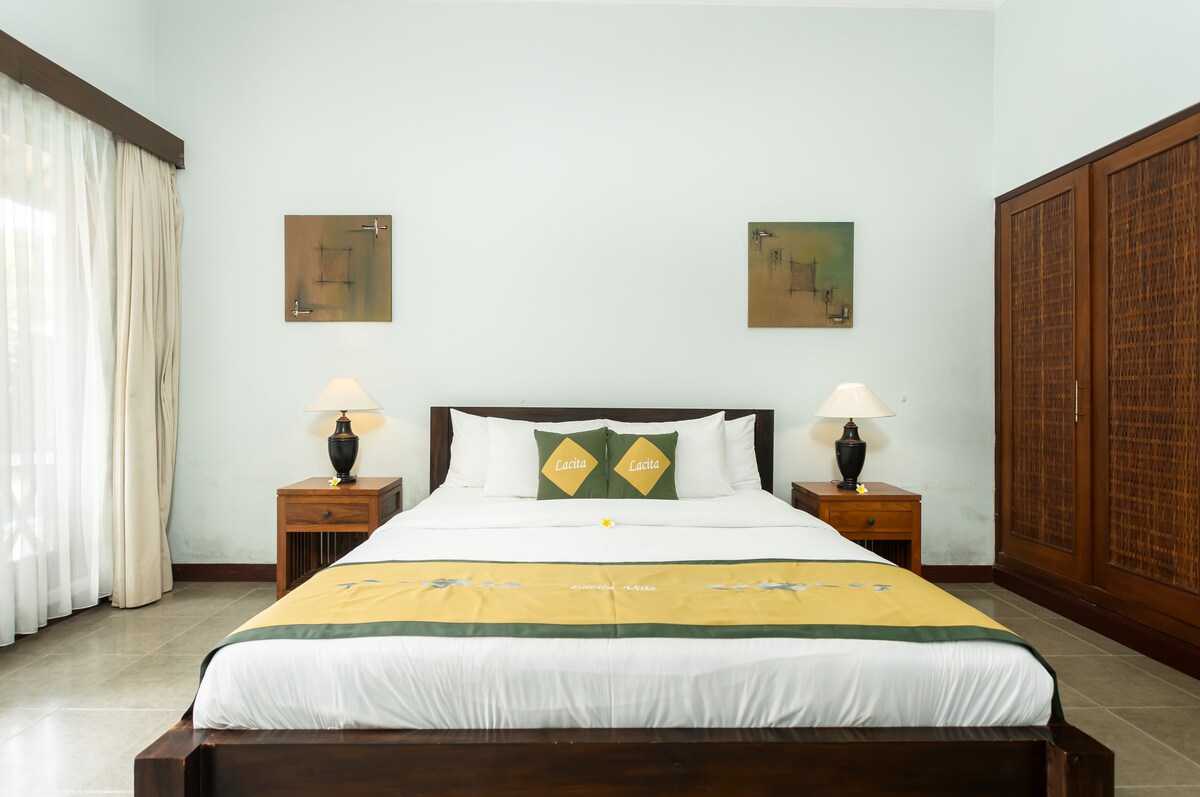 Спалнята предлага зашеметяваща гледка към басейна с модерен дизайн, оборудвана с климатик, работна зона, зона за грим и директно свързана със самостоятелната баня.